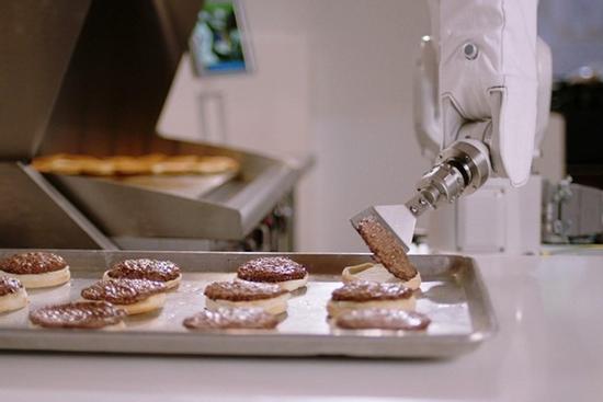 Robot 60.000 USD nướng hơn 150 bánh burger mỗi giờ