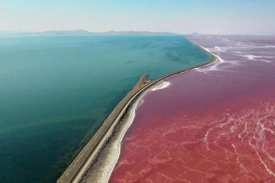 Hồ muối rộng nhất Tây bán cầu có 2 màu xanh và hồng