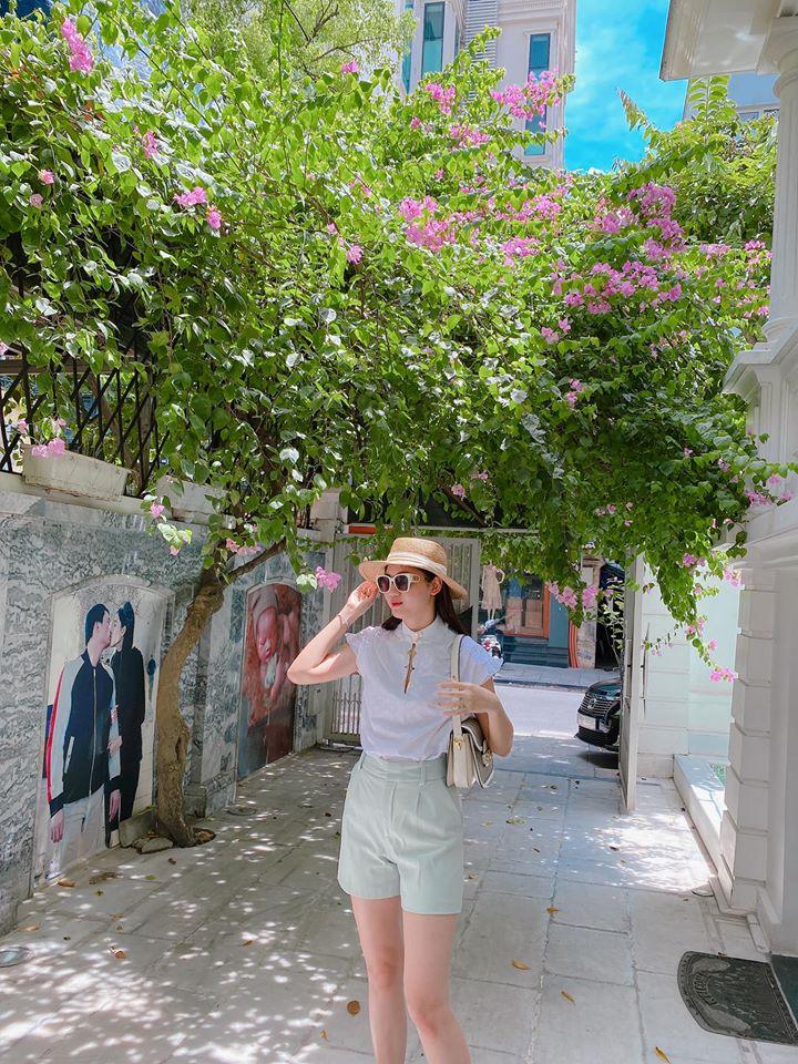 Thú vui của Á hậu Thanh Tú: Trang trí cổng nhà bằng ảnh cả chồng lẫn con-1