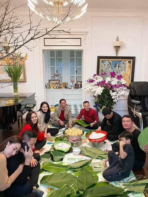 Thú vui của Á hậu Thanh Tú: Trang trí cổng nhà bằng ảnh cả chồng lẫn con-9