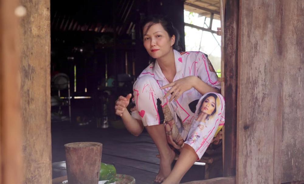 HHen Niê leo cây nhanh thoăn thoắt, hái đu đủ đem về giã ăn chơi-1