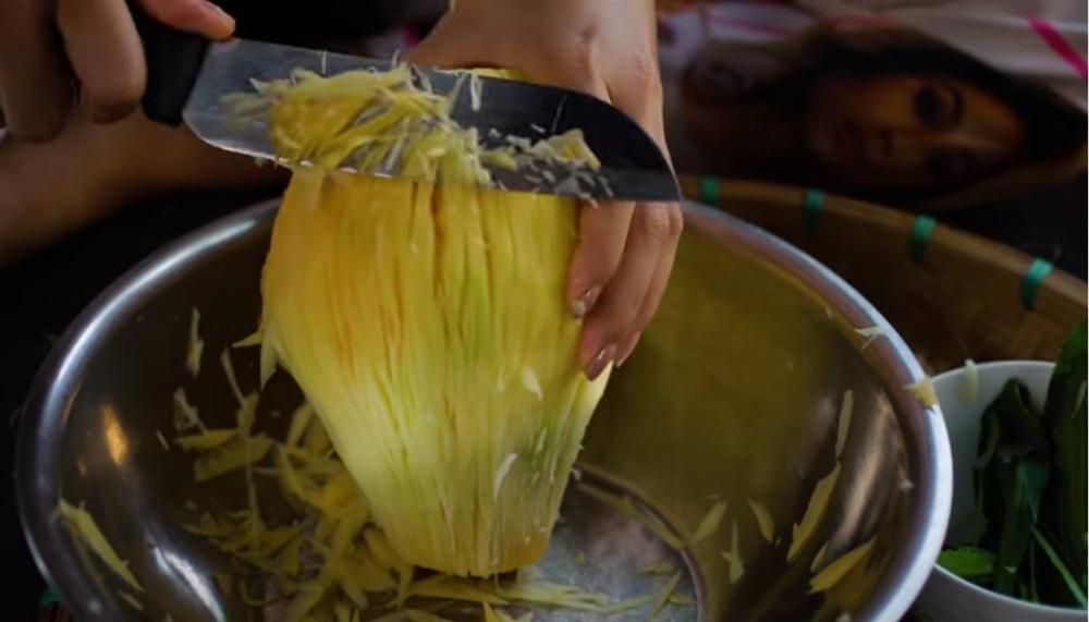 HHen Niê leo cây nhanh thoăn thoắt, hái đu đủ đem về giã ăn chơi-3