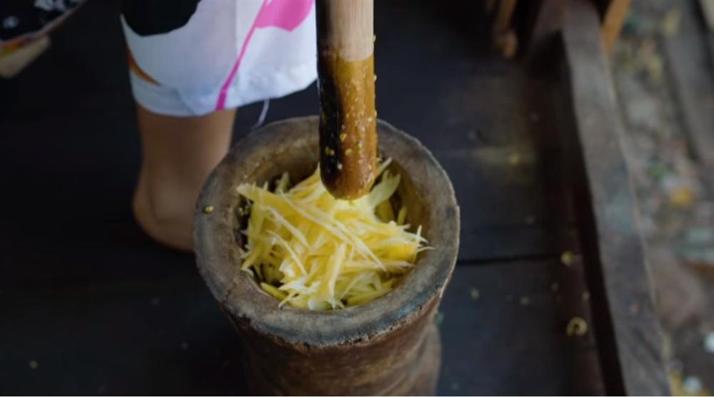 HHen Niê leo cây nhanh thoăn thoắt, hái đu đủ đem về giã ăn chơi-4