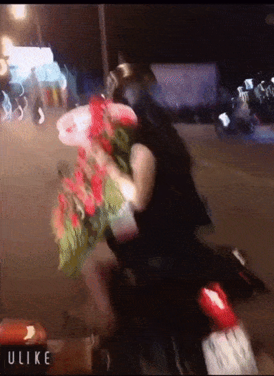 Giật trộm hoa từ người đi đường mang tỏ tình bạn gái rồi thản nhiên khoe trên trang cá nhân, anh chàng xăm trổ nhận cả rổ gạch đá từ phía cộng đồng mạng-1
