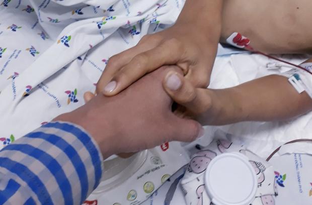 Giận cha không mua điện thoại khi được lên lớp như đã hứa, bé trai 13 tuổi uống thuốc trừ sâu nguy kịch-3