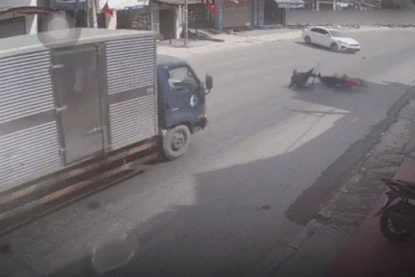 Clip: Người đi xe đạp sang đường ẩu, tài xế container phanh cháy lốp, cố đánh lái lao xuống-5