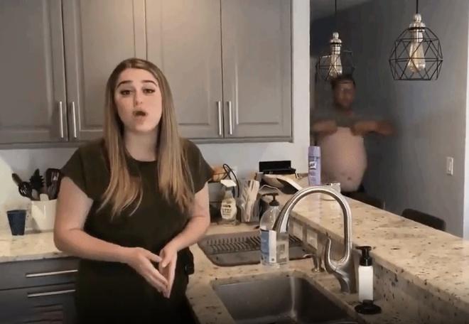 MC bị rụng răng, lộ mặc quần đùi và những sự cố trên truyền hình-7