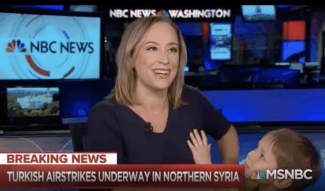 MC bị rụng răng, lộ mặc quần đùi và những sự cố trên truyền hình-8