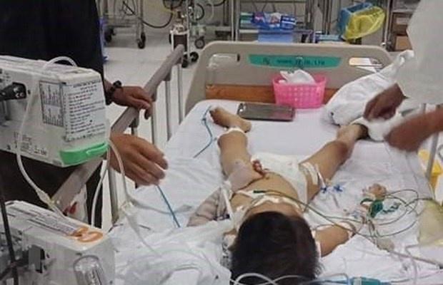 Công an vào cuộc làm rõ vụ bé trai nguy kịch sau ca mổ lấy đinh ở tay-1