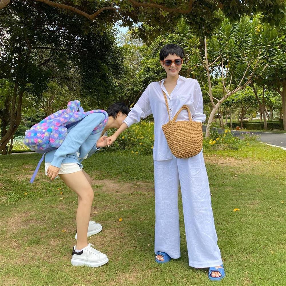 Các mỹ nhân Việt diện quần ống rộng với 4 kiểu áo sau để nâng tầm vẻ sang xịn cho cả tổng thể-11