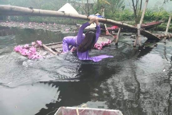 Những pha ngã thuyền để đời khi chị em mặc áo dài 'vượt sông' sống ảo cùng hoa