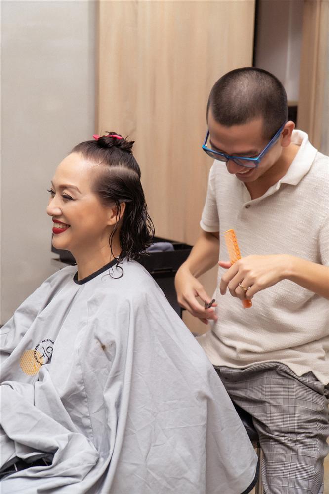 NSND Lê Khanh gây shock khi cắt phăng mái tóc dài gìn giữ 20 năm-6