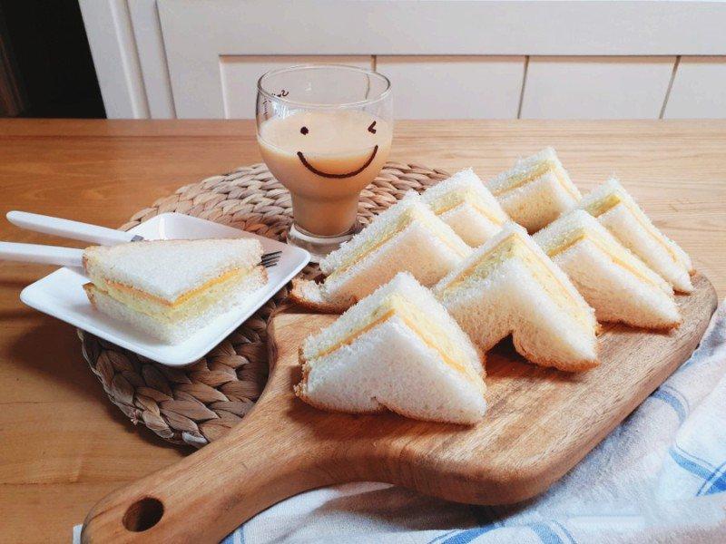 Muốn có bữa sáng nhanh thần tốc lại ngon lành thì món bánh mì kẹp này là lựa chọn số 1-4