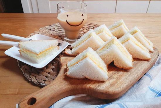Muốn có bữa sáng nhanh thần tốc lại ngon lành thì món bánh mì kẹp này là lựa chọn số 1