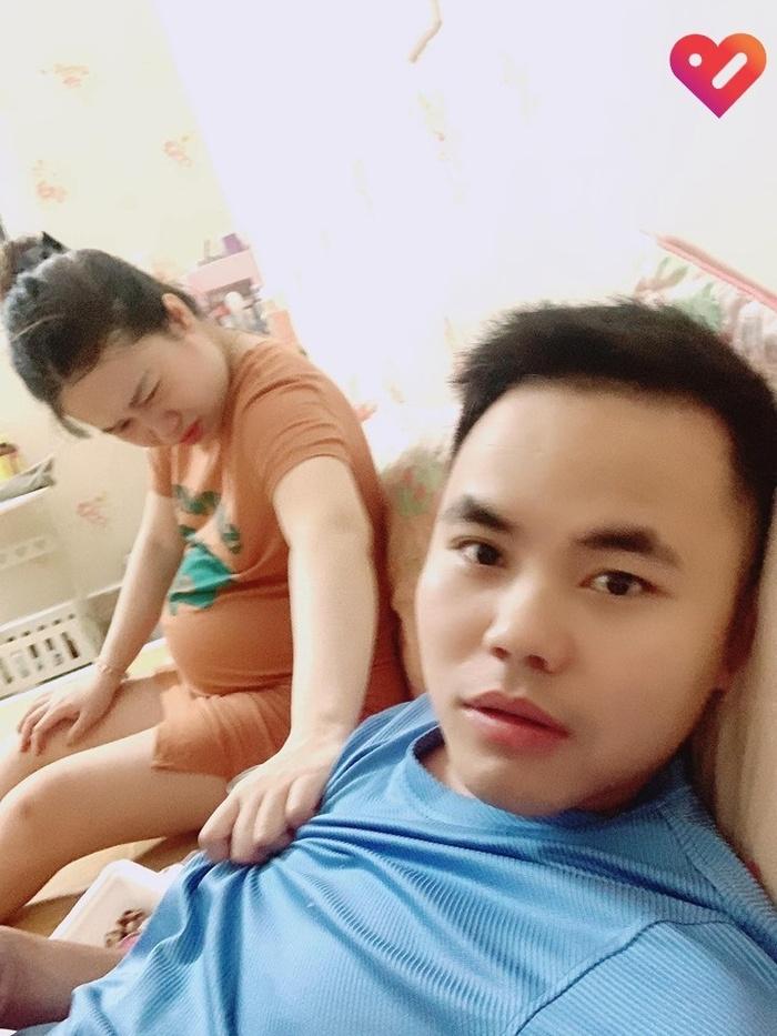 Sợ vợ bầu nổi quạu, anh chồng hầu vợ uống bia, xem tử vi để biết tính cách vợ khiến hội chị em cười khoái trá-1