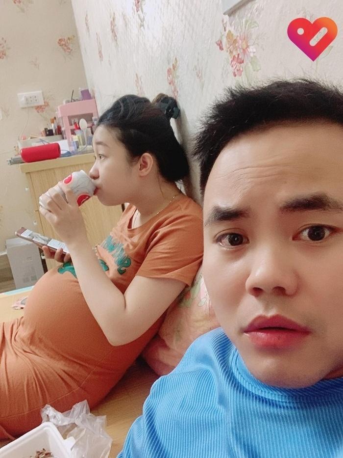 Sợ vợ bầu nổi quạu, anh chồng hầu vợ uống bia, xem tử vi để biết tính cách vợ khiến hội chị em cười khoái trá-2