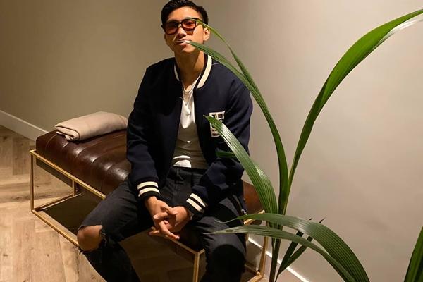 Cầu thủ thản nhiên phóng uế tại sân thi đấu, lộ bộ phận nhạy cảm trên sóng truyền hình-3