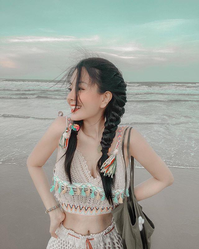 Võ Ngọc Trân (sinh năm 2001) - cựu hot girl trường THPT Bình Hưng Hòa (TP.HCM) - cũng tham gia đường đua bikini dịp hè. Dù sở hữu chiều cao khiêm tốn, 10X vẫn biết cách tạo dáng để khoe body gợi cảm.