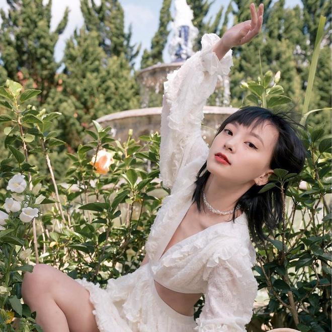 Ròm hiện là sinh viên ngành Marketing và làm mẫu ảnh tự do ở TP.HCM. Cô gái quê Gia Lai cho hay ngoài trau dồi thần thái và biểu cảm khi chụp ảnh, cô muốn thử sức ở lĩnh vực diễn xuất. Trang cá nhân của Ròm hiện thu hút gần 25.000 follow.