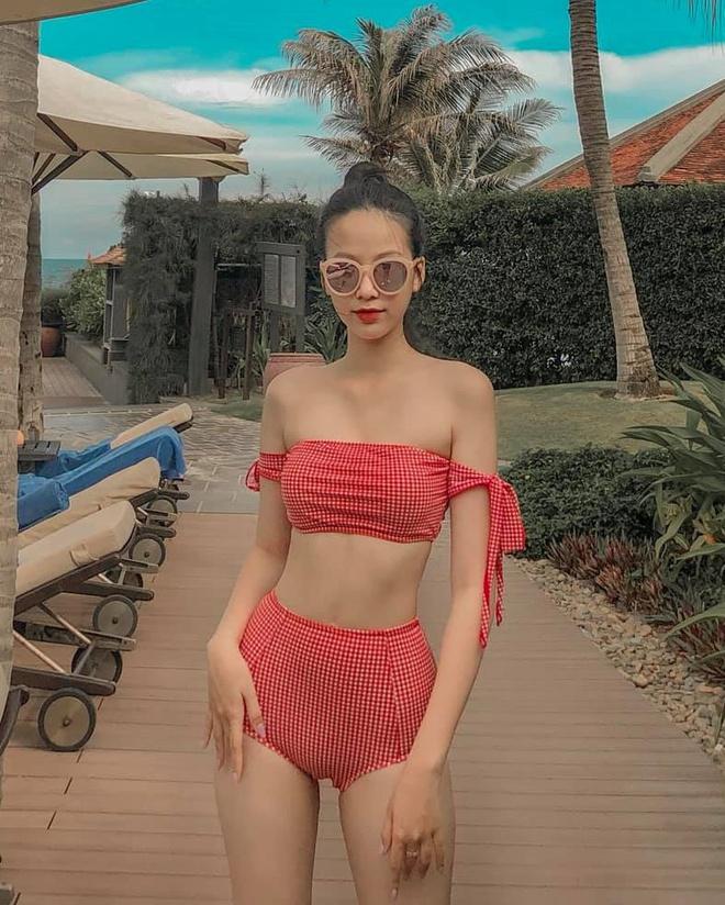 Trong số dàn thí sinh dự thi Hoa hậu Quốc tế 2020 (Miss International), Phạm Thị Phương Quỳnh (sinh năm 2000, Đồng Nai) được đánh giá là gương mặt triển vọng. Cô được nhận xét sở hữu nét đẹp ngọt ngào, vóc dáng cân đối. Khi diện bikini, Phương Quỳnh khoe triệt để thân hình mảnh mai, làn da trắng.