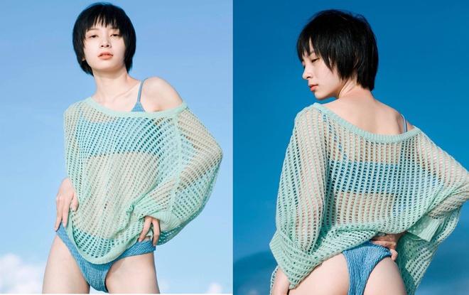 Ròm (tên thật Nguyễn Thị Sen, sinh năm 2000) là mẫu ảnh mới nổi nhờ nhan sắc, thần thái được nhận xét giống diễn viên TVB. Trong loạt ảnh mới nhất trên trang cá nhân, cô nàng 20 tuổi khoe vóc dáng mảnh mai trong bộ đồ bikini màu sắc nhã nhặn, tôn lên làn da trắng.