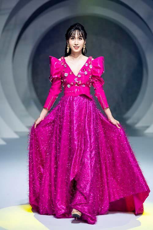 Lynk Lee catwalk điêu luyện trên giày cao gót cả chục phân-6