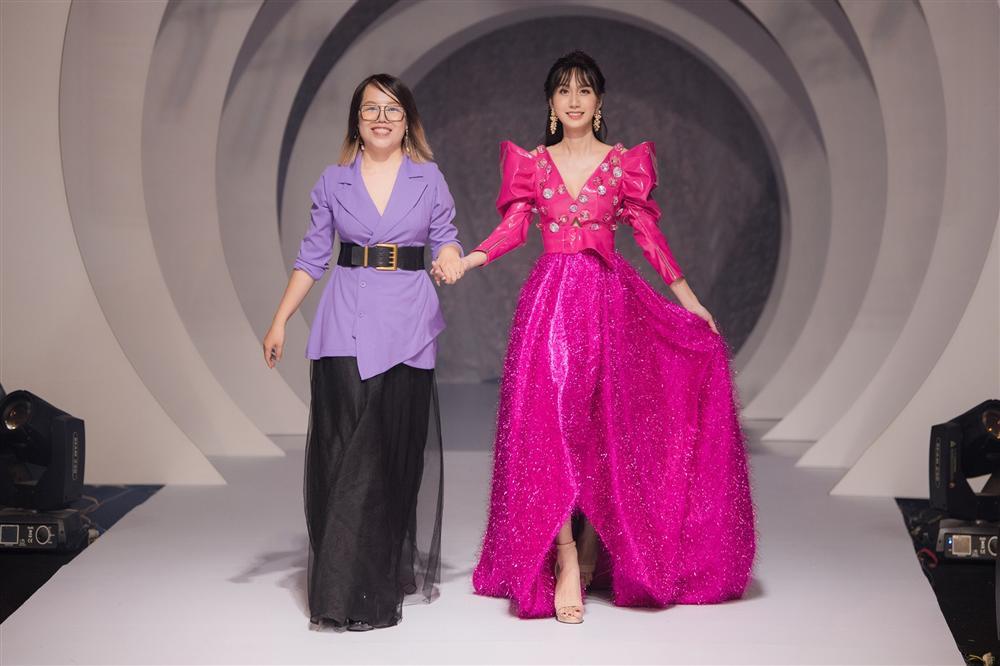 Lynk Lee catwalk điêu luyện trên giày cao gót cả chục phân-1