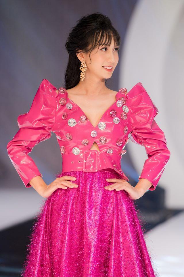 Lynk Lee catwalk điêu luyện trên giày cao gót cả chục phân-4