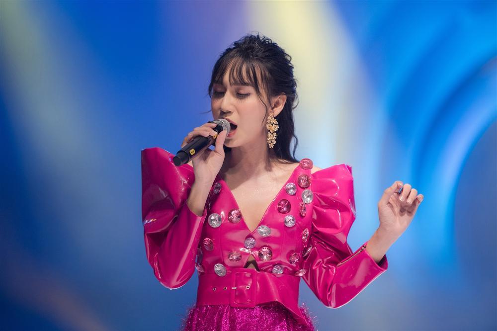 Lynk Lee catwalk điêu luyện trên giày cao gót cả chục phân-7