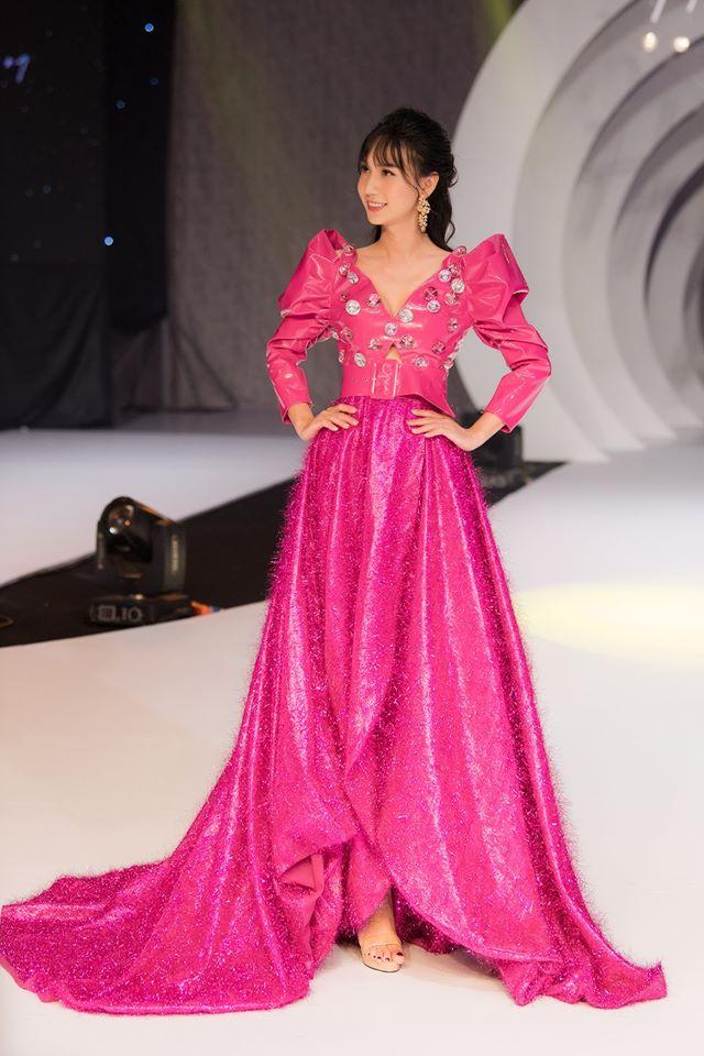 Lynk Lee catwalk điêu luyện trên giày cao gót cả chục phân-3