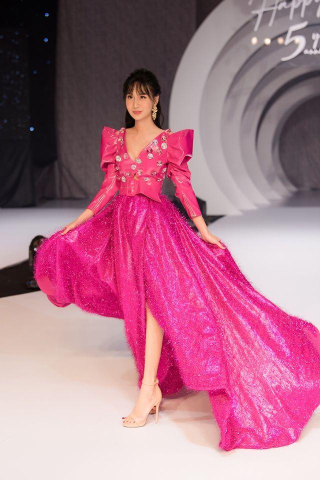 Lynk Lee catwalk điêu luyện trên giày cao gót cả chục phân-5