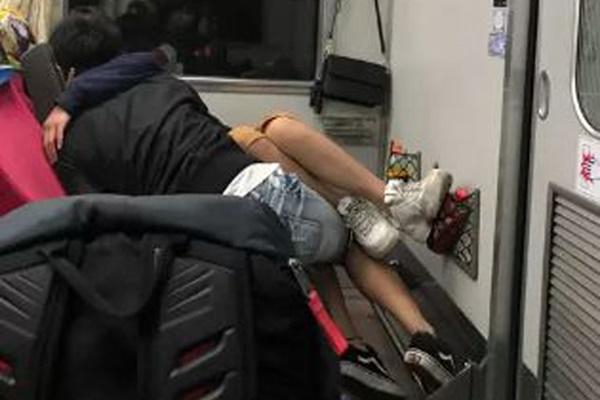 Ôm hôn trên tàu ở tư thế nhạy cảm, cặp đôi trẻ khiến dân mạng nóng mắt-1