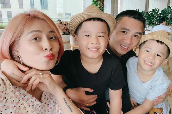 Sau 5 năm tái hôn, tiết lộ xưng hô 'lạ đời' Mạnh Hùng dành cho 2 con riêng MC Hoàng Linh