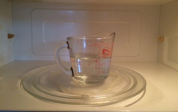 Lau dọn căn bếp đừng quên đánh bay ‘ổ hôi hám’ tích tụ ở lò vi sóng chỉ với vài phút-1