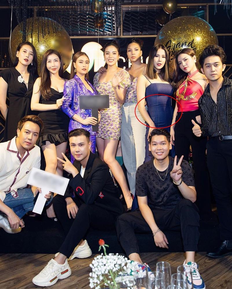 Tình chị em chắc có bền lâu: Kỳ Duyên dìm hàng Diệp Lâm Anh với loạt ảnh ngấn mỡ bụng-1