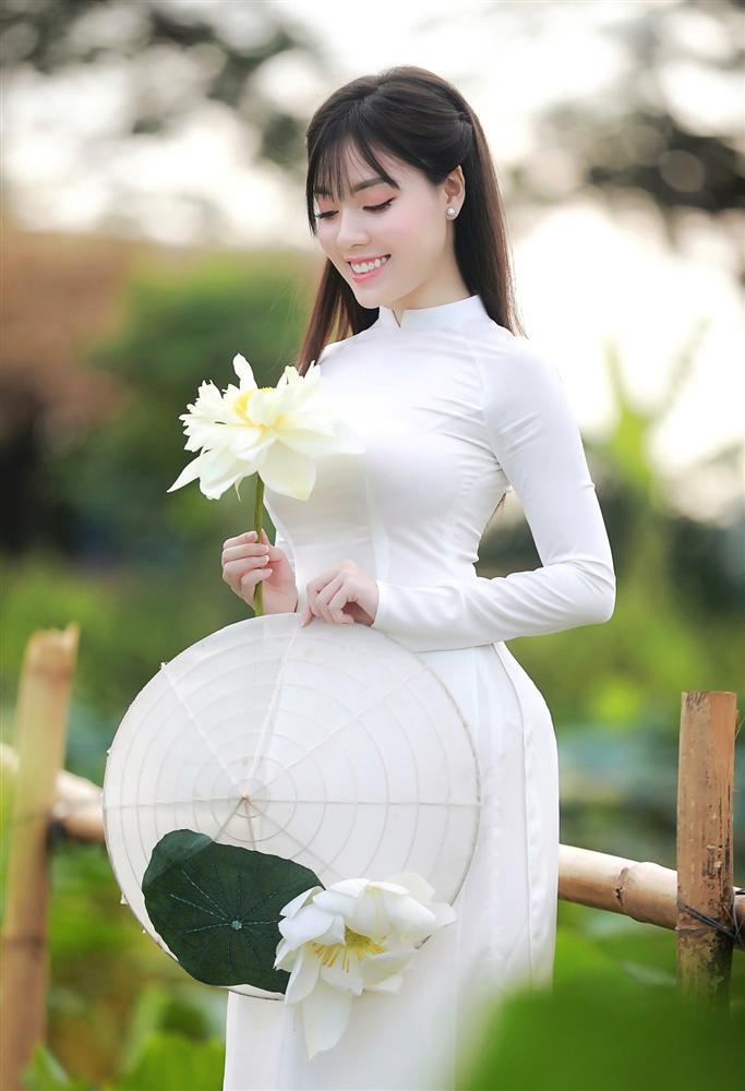 Vẻ đẹp mê hoặc của nữ giảng viên nổi tiếng Hà Nội trong bộ ảnh áo dài bên hoa sen-2