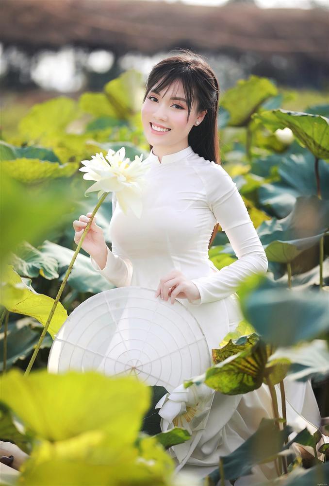 Vẻ đẹp mê hoặc của nữ giảng viên nổi tiếng Hà Nội trong bộ ảnh áo dài bên hoa sen-3
