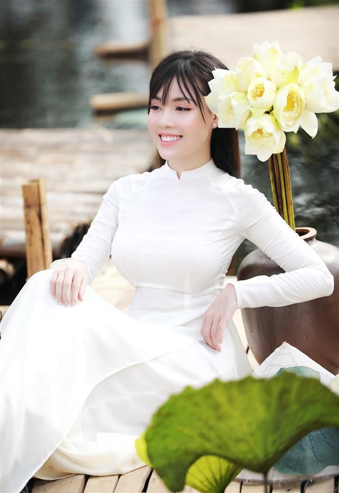 Vẻ đẹp mê hoặc của nữ giảng viên nổi tiếng Hà Nội trong bộ ảnh áo dài bên hoa sen-10
