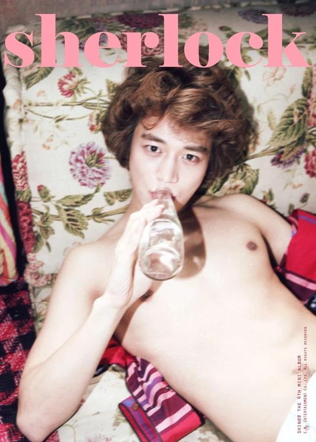 SHINee Minho cũng từng gây tranh cãi khi bị cho rằng có hình ảnh gợi dục trong tạo hình album “Sherlock”.