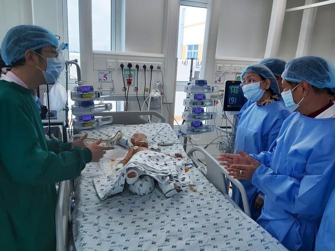 Song Nhi nhoẻn miệng cười khi Phó Chủ tịch Đặng Thị Ngọc Thịnh lắc đồ chơi động viên-1