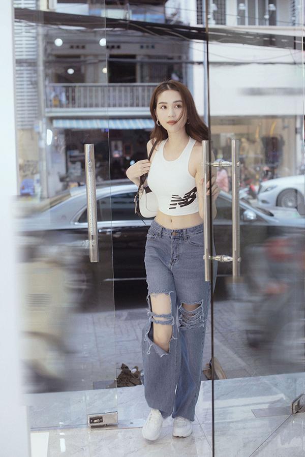 Chán hở trước, Ngọc Trinh lại diện mốt quần jeans hở toang hoác phía sau-9