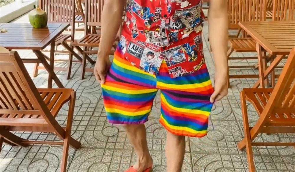 Thánh chém gió Mạc Văn Khoa bóc giá set đồ đi biển 800 triệu gồm dép tổ ong, mũ tai chó-3