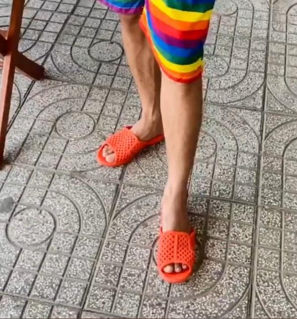 Thánh chém gió Mạc Văn Khoa bóc giá set đồ đi biển 800 triệu gồm dép tổ ong, mũ tai chó-4