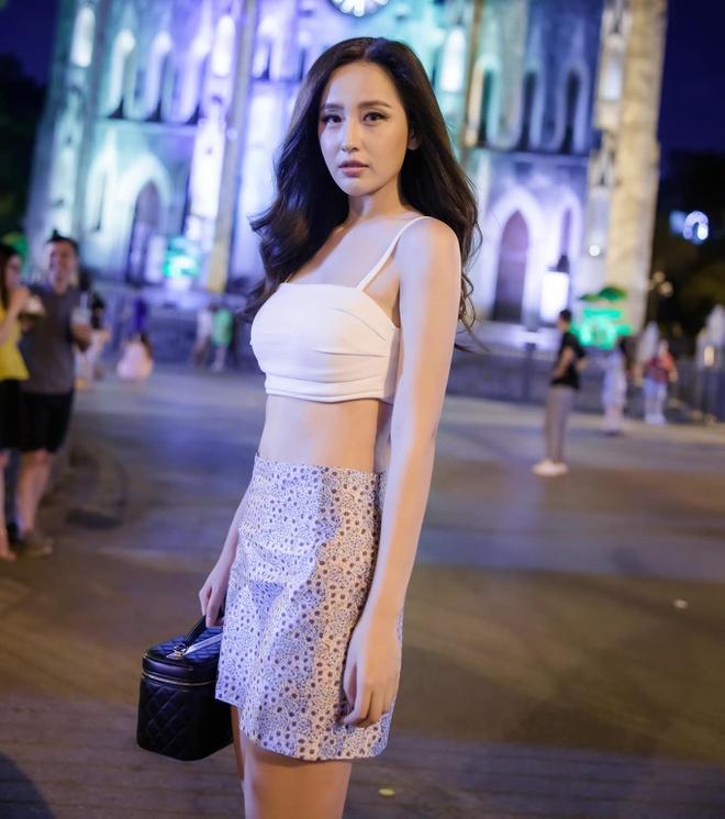Sau khi giảm cân thành công, Mai Phương Thúy tự tin diện trang phục bó sát hơn. Lần này, nàng hoa hậu áp dụng công thức phối đồ kinh điển khi kết hợp áo hai dây crop top cùng chân váy chữ A. Trang phục giúp cô trông trẻ trung và khoe khéo vòng eo thon gọn.