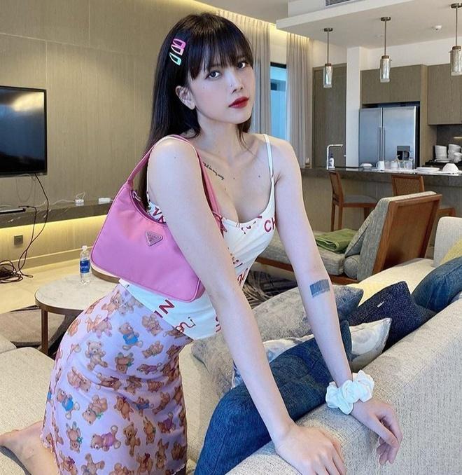 Lối ăn mặc thường ngày của Thiều Bảo Trâm đang không có sự đột phá. Sau khi nhận nhiều lời khen với gu ăn diện cá tính pha trộn nét dịu dàng, giọng ca sinh năm 1994 nhiều lần phối đồ theo công thức có sẵn, không thể hiện được sự sáng tạo.