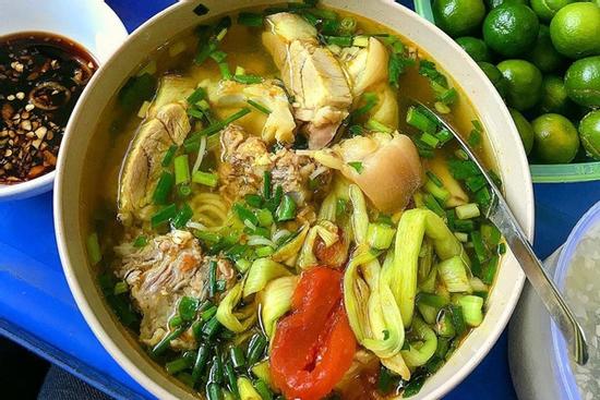 Những quán bún 'chửi' đông khách ra vào ở Hà Nội