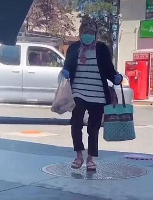 Trào lưu mới gây tranh cãi trên Tiktok: Bạn trẻ cải trang như người già để mua được rượu-1