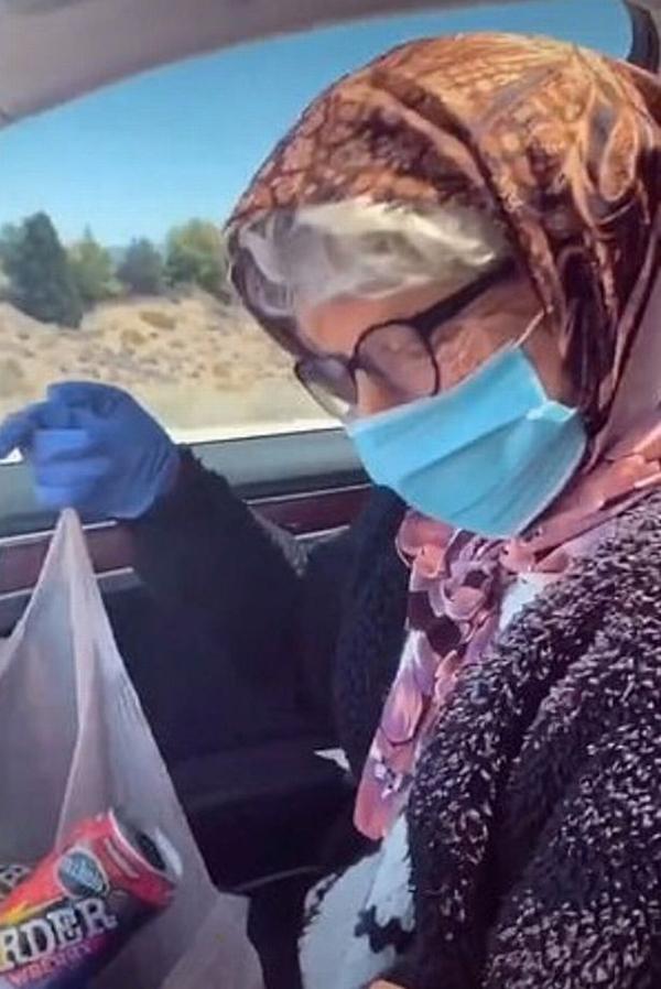 Trào lưu mới gây tranh cãi trên Tiktok: Bạn trẻ cải trang như người già để mua được rượu-2