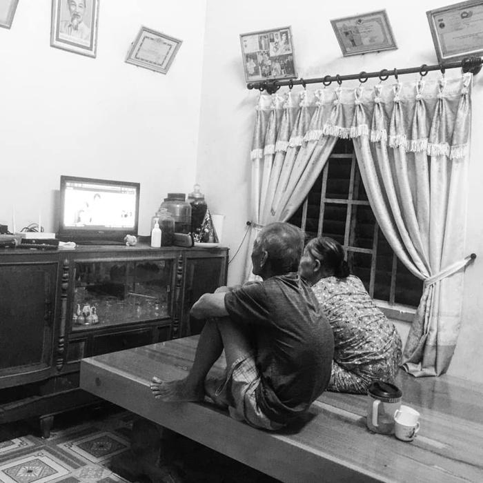 Bức ảnh 2 cụ già lưng còng ngồi xem TV bên nhau khiến dân mạng thả tim ầm ầm-2