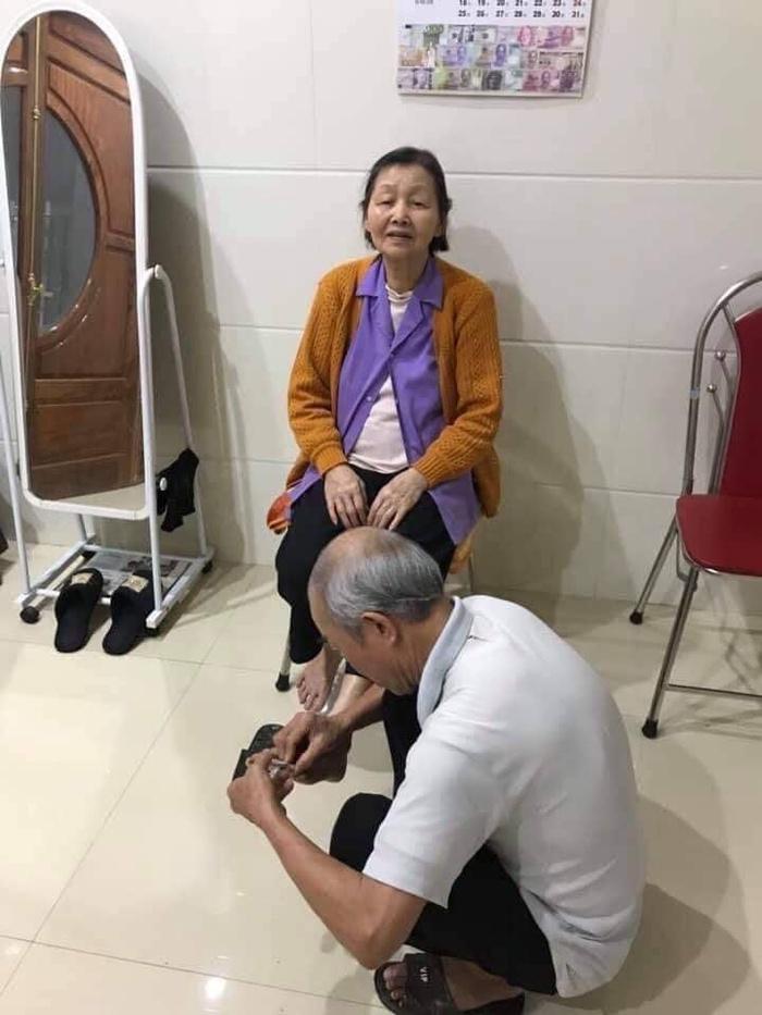 Bức ảnh 2 cụ già lưng còng ngồi xem TV bên nhau khiến dân mạng thả tim ầm ầm-3
